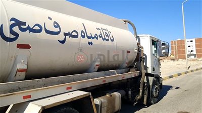 رئيس مياه البحر الأحمر يستنكر طريقة التخلص من مياه الصرف بالغردقة ويحيل أحد السائقين للتحقيق