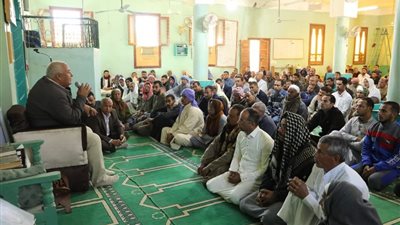 محافظ الوادي الجديد يضع خطة لسد عجز المعلمين بالمدراس وتوصيل الكهرباء لتقسيمات الشباب