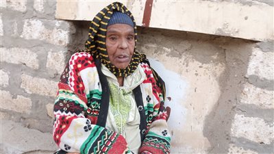 هنساهم إزاي دول ضنايا.. حكاية أم تجلس بجوار قبر أولادها الـ4 منذ 33 عاما|صور وفيديو