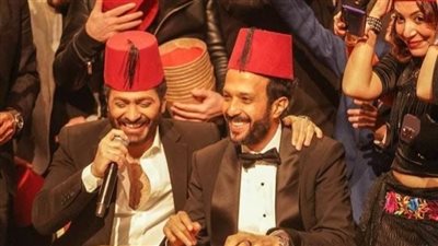 بالطربوش وبعد 13 عاما.. تامر حسني وأحمد عصام يعيدان تقديم مشهدهما الشهير من فيلم نور عيني