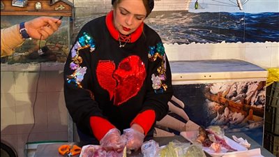 ولاء.. معلمة صباحا وفسخانية مساء ببورسعيد: أحب مهنتي وأبنائي يفتخرون بي| صور وفيديو