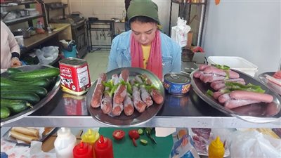 أنا ربيت 3 رجالة.. فتاتان وشقيقهما يقدمون الأطعمة استكمالًا لرحلة والدهم ببورسعيد | صور وفيديو 