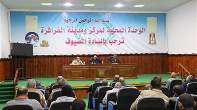 محافظ الوادي الجديد يعقد اجتماعا مع مسئولي مشروعات حياة كريمة بالفرافرة