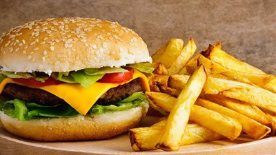 من بينها الوجبات الجاهزة.. أطعمة تؤدي إلى الإصابة بالسرطان