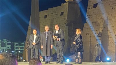 مجدي أحمد علي يتسلم درع تكريم الراحل صلاح منصور في مهرجان الأقصر للسينما الإفريقية