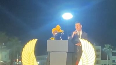 هشام نزيه بعد تكريمه بمهرجان الأقصر: أنا وزمايلي بنشتغل في أوضة صغيرة وضلمة وقافلين على روحنا 