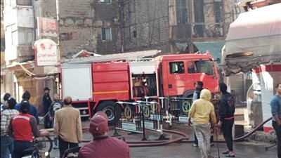 بـ 5 سيارات إطفاء.. السيطرة على حريق نشب في عمارة سكنية ببورسعيد | صور