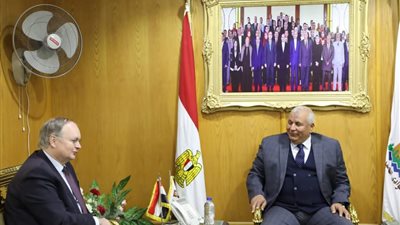 محافظ الوادي الجديد يبحث مع سفير الاتحاد الأوروبي التعاون في مجالات التعليم ودعم المشروعات