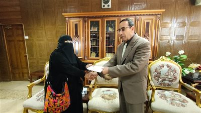 محافظ شمال سيناء يقدم إعانة مالية عاجلة لسيدة اشتعلت النيران في منزلها بالعريش