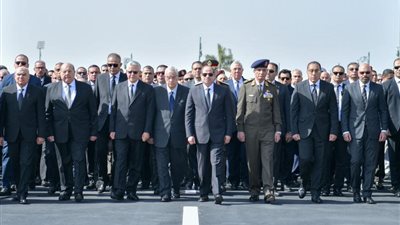 الرئيس السيسي يتقدم جنازة المهندس شريف إسماعيل.. ويقدم واجب العزاء لأسرته