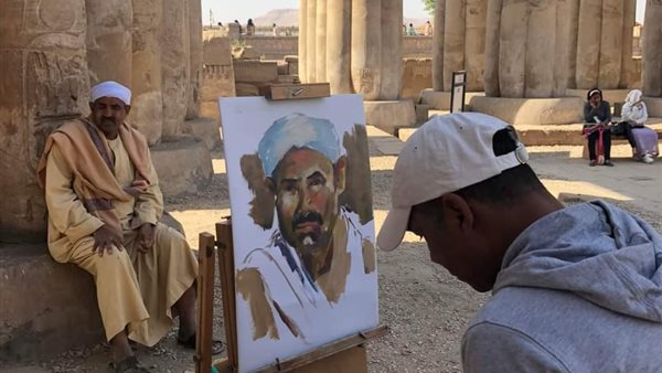 فنان تشكيلي بمعبد