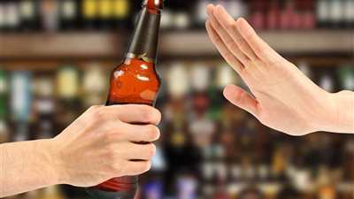 هل يجوز العمل في مكان يقدم خمورًا؟.. أمين الفتوى يحسم الجدل