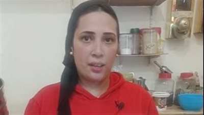 أمي علمتنا نقف جنب بعض.. سيدة تعمل في صناعة الحلوى لمساعدة زوجها بالسويس | بث مباشر 