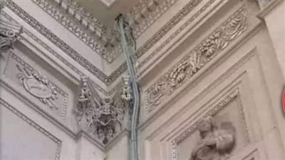 الآثار تكشف حقيقة وجود كابلات كهربائية على حائط داخل المتحف اليوناني الروماني بالإسكندرية 