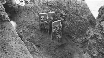 لأول مرة.. المتحف المصري بالتحرير ينشر صورًا فريدة لاكتشاف بعض القطع الأثرية في عام 1908| صور 