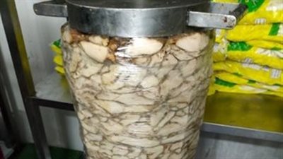 ضبط مدير مطعم شهير لحيازته كميات لحوم مجهولة المصدر بالقاهرة | صور 