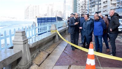 تدخل عاجل لمعالجة تشقق في رصيف شاطئ إدوارد خراط بالإسكندرية بسبب الطقس