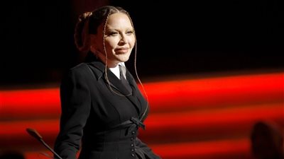 جرامي 2023.. مادونا تثير جدلًا كبيرًا بعد ظهورها الغريب 