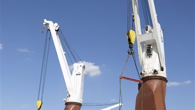 أبراج تقطير الغاز تغادر ميناء الأدبية للعمل بمجمع غازات الصحراء الغربية|صور