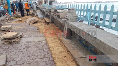بدء أعمال إصلاح الهبوط الأرضي والشروخ بكورنيش الإسكندرية | صور