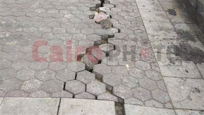 انشقاق وشروخ بالرصيف في الإسكندرية.. وأمواج عاتية تتخطى الحواجز الخرسانية | بث مباشر