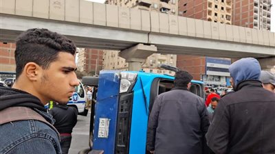 انقلاب أتوبيس نقل عام بشارع جسر السويس ووقوع إصابات| صور