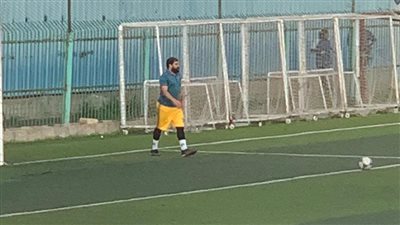 حارس مرمى يشارك بدون قفازات بالدرجة الرابعة 