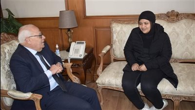 محافظ بورسعيد يستجيب لاستغاثة مواطنة.. ويوجه بتوفير مسكن لها 