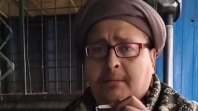 بائع دواجن يكشف خدعة البائعين لغش وزن الفراخ: بيحقنوها بمياه ويحطوها في تلج | بث مباشر