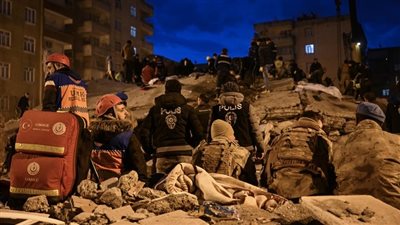 من داخل المخيمات.. بكاء مراسلة تركية على الهواء مباشرة بعد زلزال تركيا الأخير |فيديو