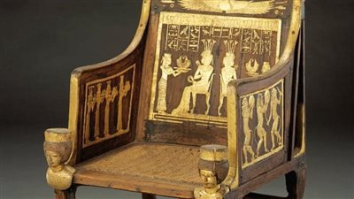 المتحف المصري بالتحرير يعلن عرض كرسي خشبي مُذهب من الأسرة الـ 18 