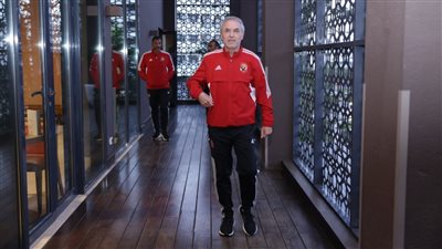 كولر يعقد جلسة مع لاعبي الأهلي قبل مران الفريق 