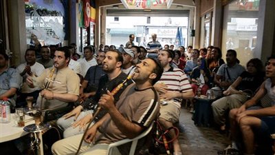 هل تغلق المقاهي وقت إذاعة مباراة المنتخب والجزائر؟.. مصدر يجيب