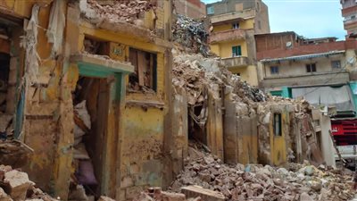 إزالة الخطورة بـ5 عقارات منهارة غرب الإسكندرية 