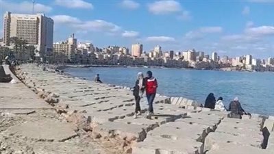 رغم تحذيرات الأرصاد.. طقس مشمس وسماء صافية بالإسكندرية| بث مباشر 