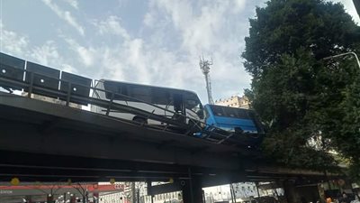 إصابة 3 أشخاص في حادث تصادم ميني باص بسور كوبري الدقي | صور 