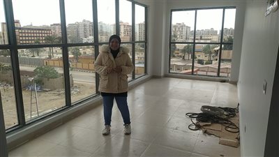 طالبت بـ حياة كريمة.. زينب تتسلم محلًا بمول الملابس المستعملة ببورسعيد | صور 