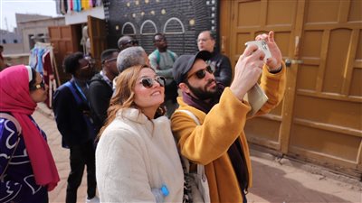 بشرى وكريم قاسم في جولة سياحية لمشروع إسنا التراثية ضمن فعاليات مهرجان الأقصر | صور