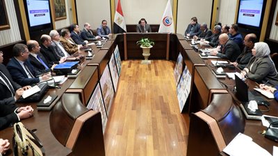 وزير الصحة يعقد اجتماعه الأول مع لجنة اختيار النموذج النمطي 200 سرير ذات الهوية الموحدة