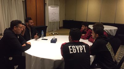 محمد أبو جبل يدعم حراس منتخب الشباب قبل أمم إفريقيا | صور