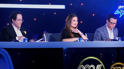 تلعثم إحدى المتسابقات أثناء تقديمها نشرة إخبارية في الدوم.. ولجنة التحكيم: مين بيجري وراكي؟