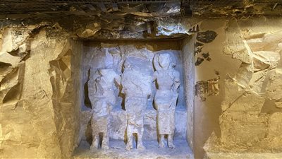 فتاة مذهبة وباقات ورود ومدون حتشبسوت ضمن أهم مكتشفات الأقصر 