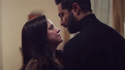 أزمة منتصف العمر الحلقة 8.. فيروز تعود إلى المنزل وفرح تكشف سرها وزياد يتعدى على مريم