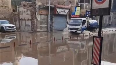 المحلات غرقت.. كسر في خط المياه بشارع الجميل بقنا| فيديو وصور