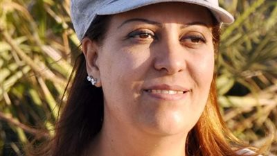 خالد ميري: الصحفية منال عجرمة في طريقها من سجن القناطر لمنزلها لحضور عزاء والدها