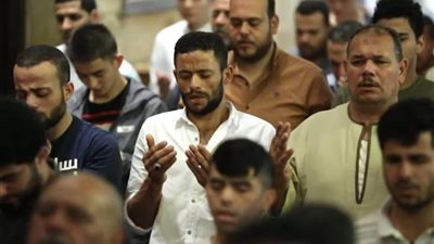 المصلون بالجامع الأزهر يتضرعون بالدعاء تضامنا مع ضحايا الزلازل