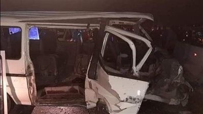 مصرع شخصين وإصابة 8 آخرين في انقلاب ميكروباص على طريق الواحات