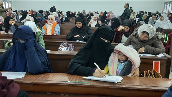 سيدة تحمل طفلها خلال