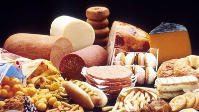 أبرزها اللحوم المصنعة.. أطعمة يجب التوقف عنها أثناء الدايت