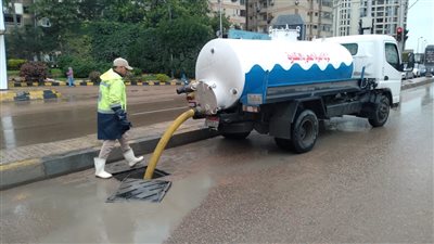 محافظ الإسكندرية يجري جولة في الشوارع لبحث تداعيات سقوط الأمطار الغزيرة 